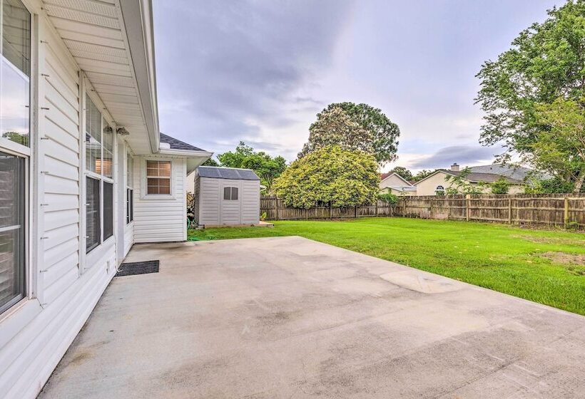 Single Story Home W/ Patio, 5 Mi To Beach!