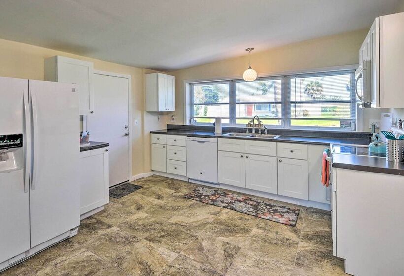 Single Story Ormond Beach Home, Walk To Water