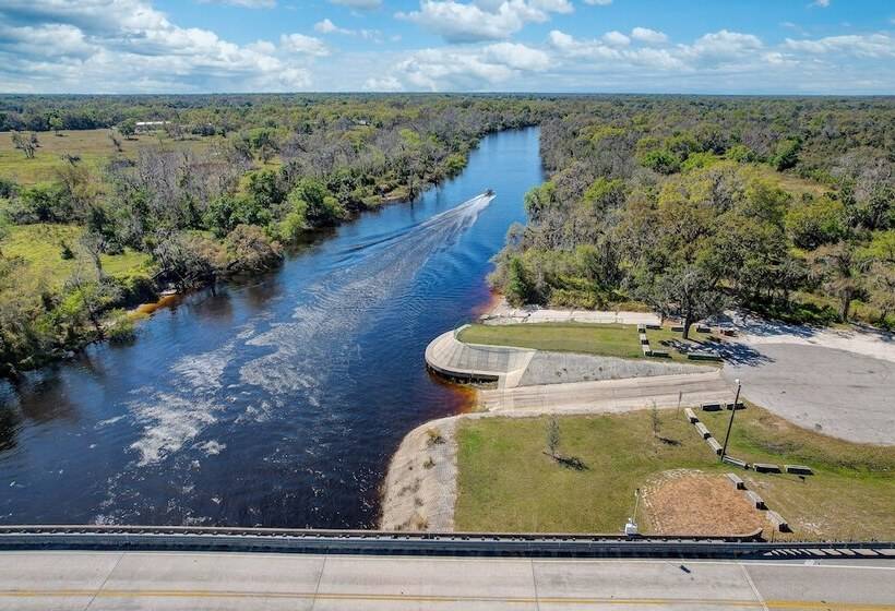 Spacious Arcadia Escape Near Public Boat Ramp