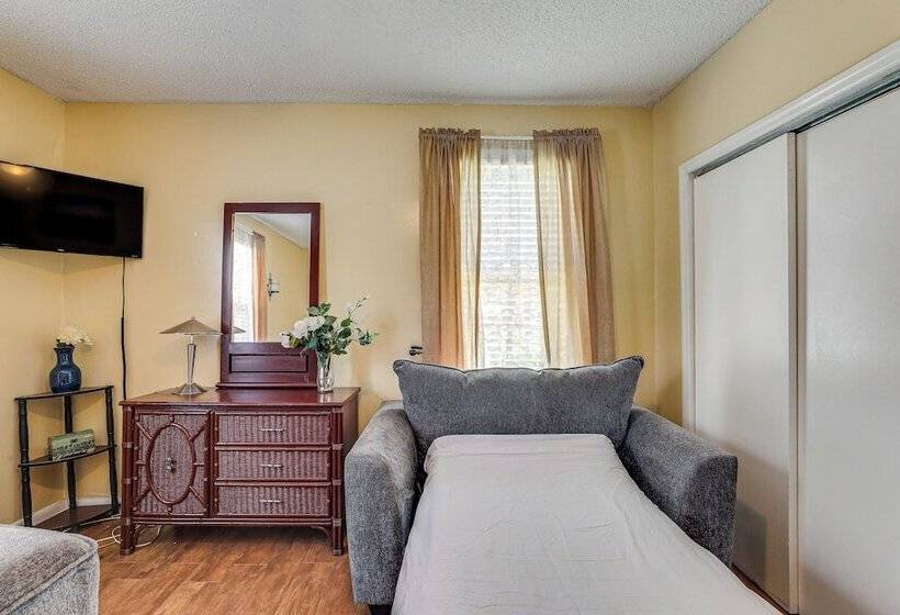 Spacious Charleston Home: Only 3 Mi To Folly Beach