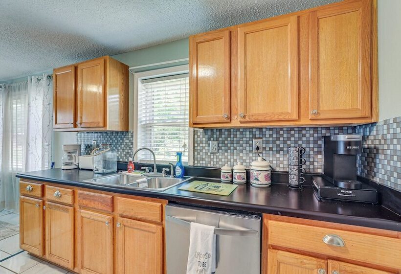 Spacious Charleston Home: Only 3 Mi To Folly Beach