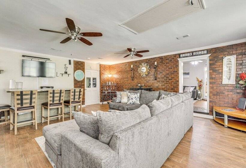 Spacious Charleston Home: Only 3 Mi To Folly Beach