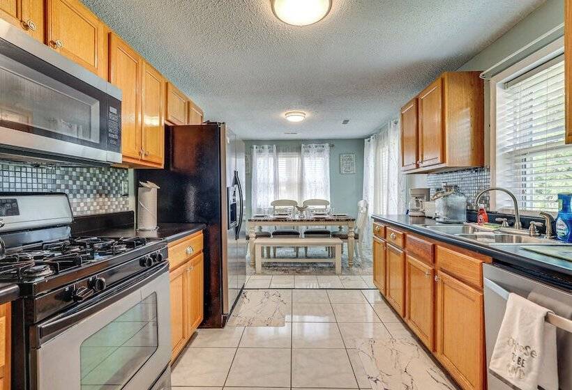 Spacious Charleston Home: Only 3 Mi To Folly Beach