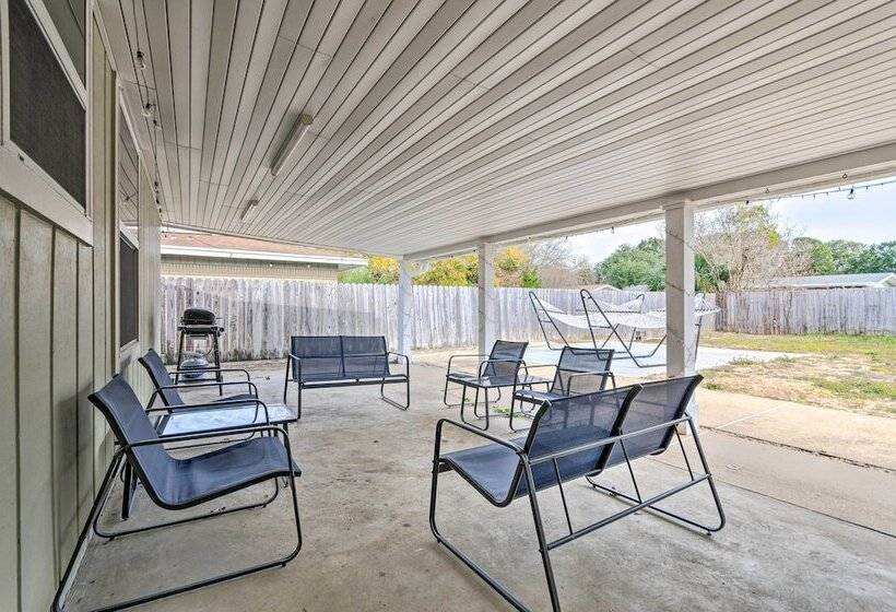 Spacious Fort Walton Beach Home ~ 2 Mi To Beach!