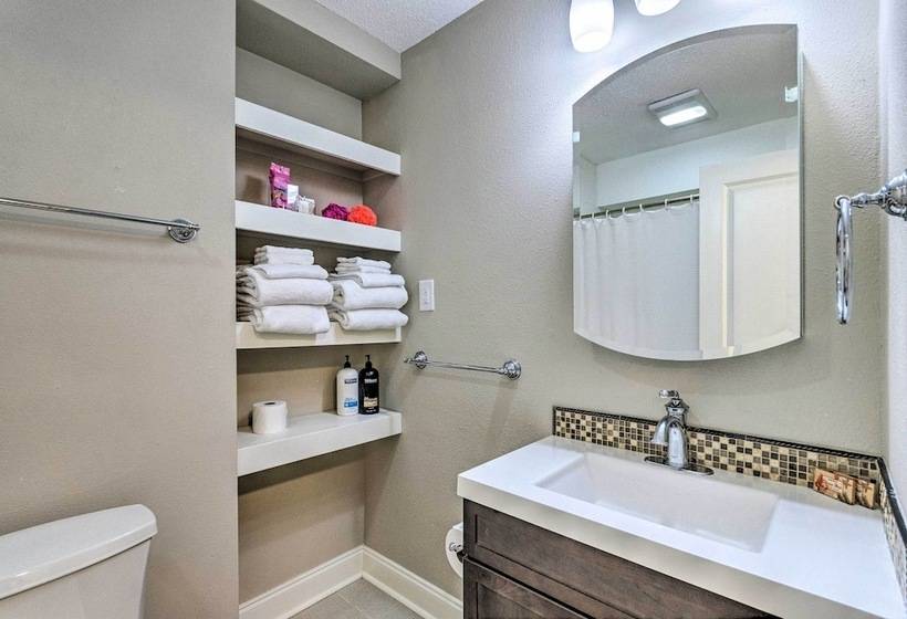 Spacious Fort Walton Beach Home ~ 2 Mi To Beach!