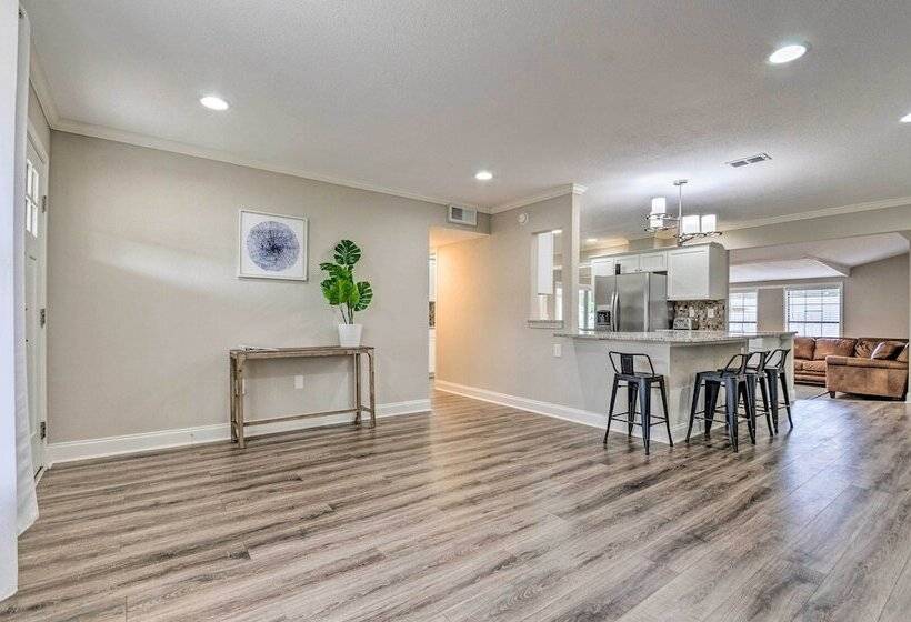 Spacious Fort Walton Beach Home ~ 2 Mi To Beach!