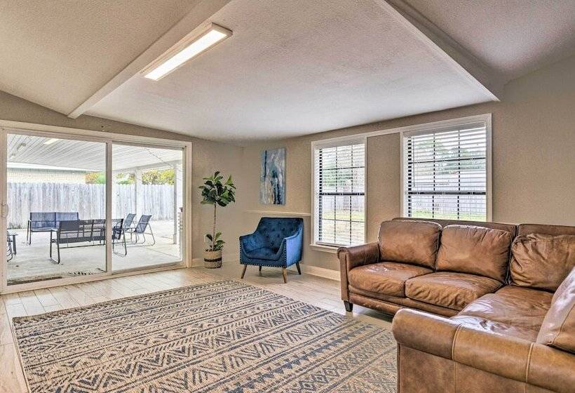 Spacious Fort Walton Beach Home ~ 2 Mi To Beach!