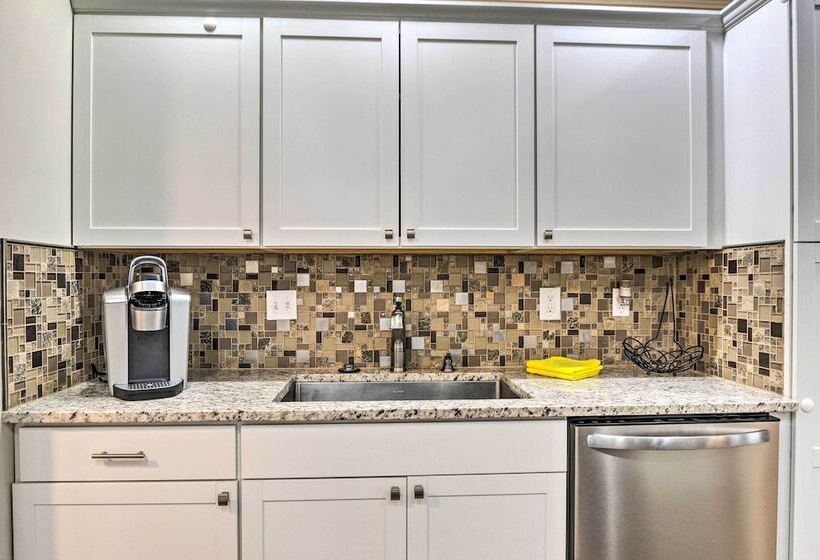 Spacious Fort Walton Beach Home ~ 2 Mi To Beach!