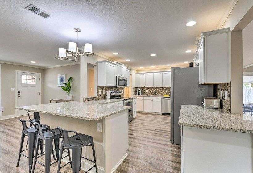 Spacious Fort Walton Beach Home ~ 2 Mi To Beach!