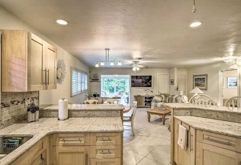 Spacious Naples Home < 1 Mi To Vanderbilt Beach!