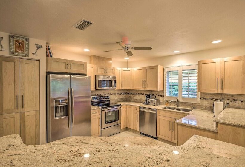 Spacious Naples Home < 1 Mi To Vanderbilt Beach!