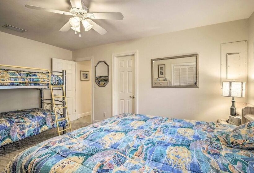 Spacious Naples Home < 1 Mi To Vanderbilt Beach!