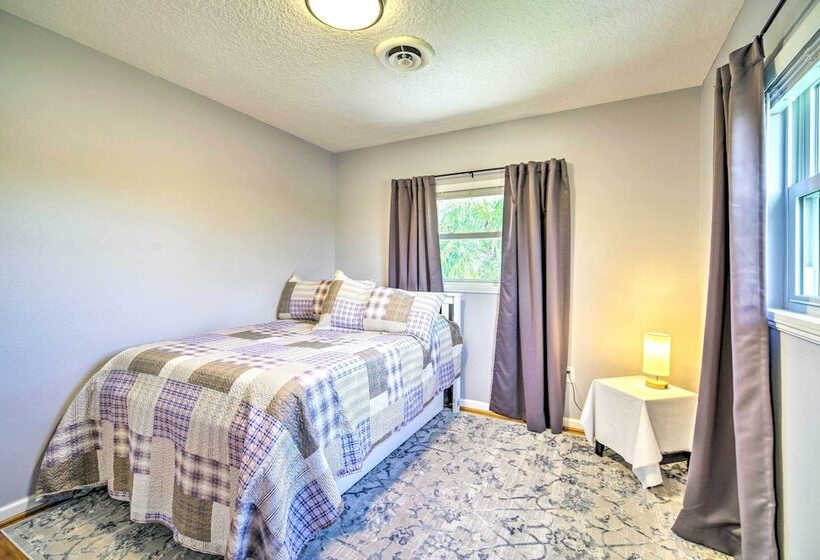 Spacious Satellite Beach Home: Walk To Shore!