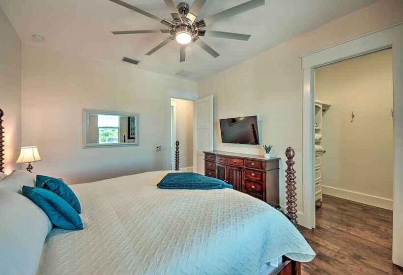 Sprawling Fort Denaud Paradise: Pool, Hot Tub