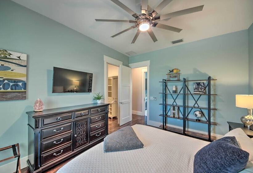 Sprawling Fort Denaud Paradise: Pool, Hot Tub