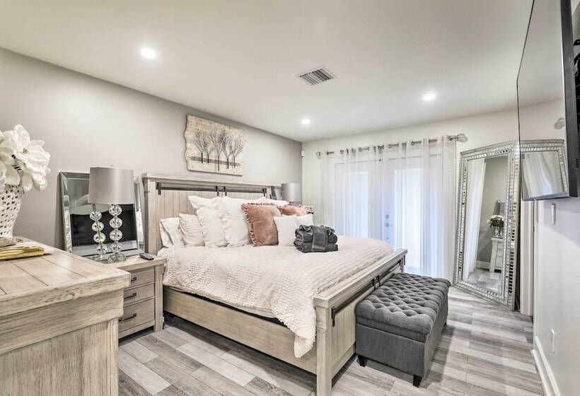 Stunning Tampa Oasis ~ 15 Mi From Downtown!