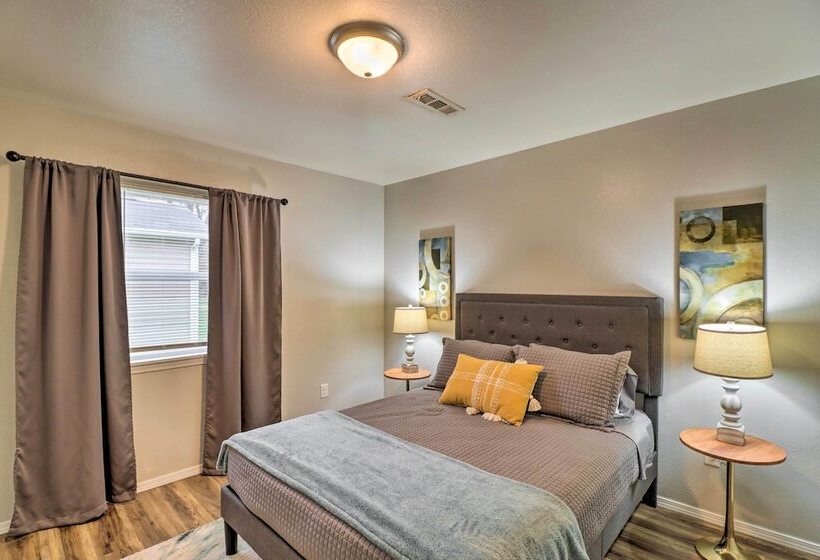 Stylish & Family Friendly West Plains Home!