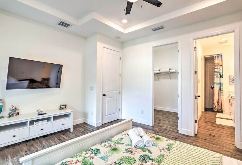 Family Friendly Tampa Home < 3 Mi To Ocean!