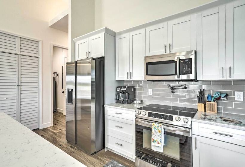 Family Friendly Tampa Home < 3 Mi To Ocean!