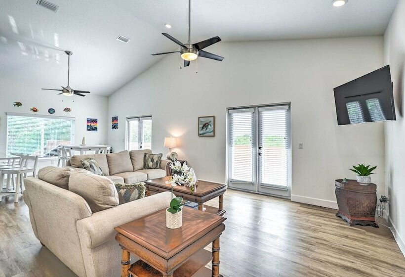 Family Friendly Tampa Home < 3 Mi To Ocean!