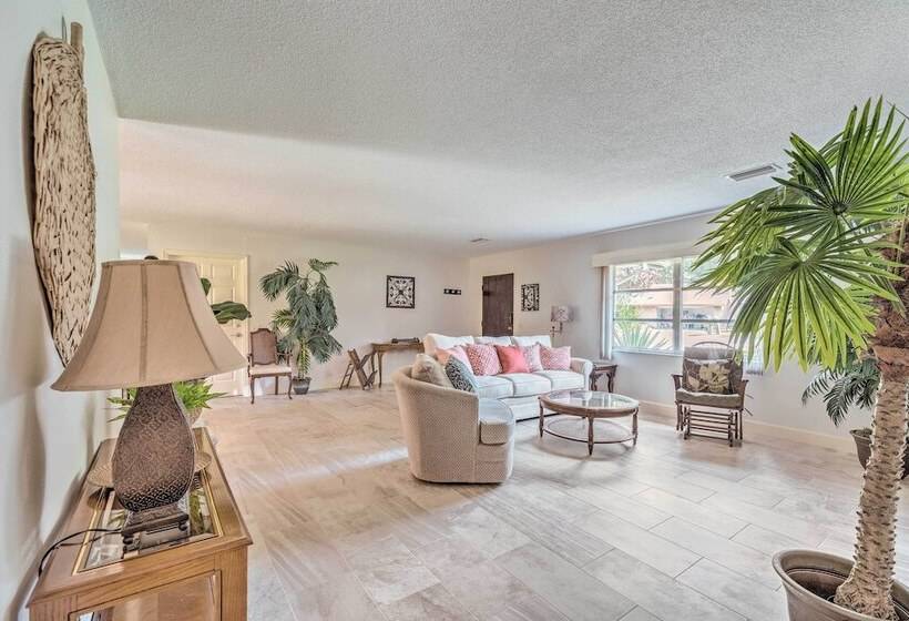 Sunny Crystal River Home W/ Screened In Porch