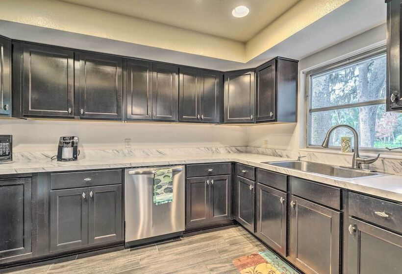 Sunny Crystal River Home W/ Screened In Porch