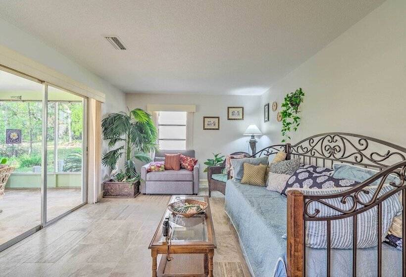 Sunny Crystal River Home W/ Screened In Porch