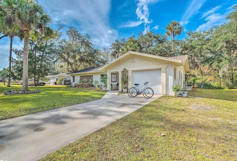 Sunny Crystal River Home W/ Screened In Porch