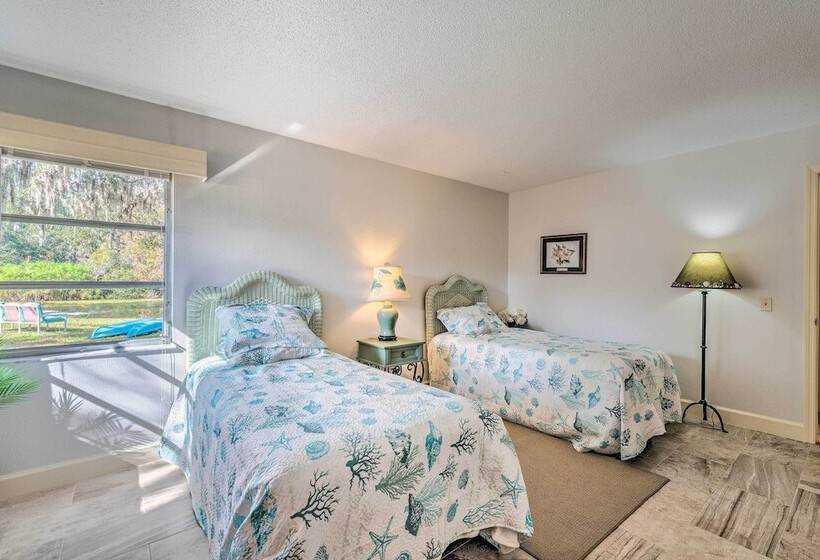 Sunny Crystal River Home W/ Screened In Porch