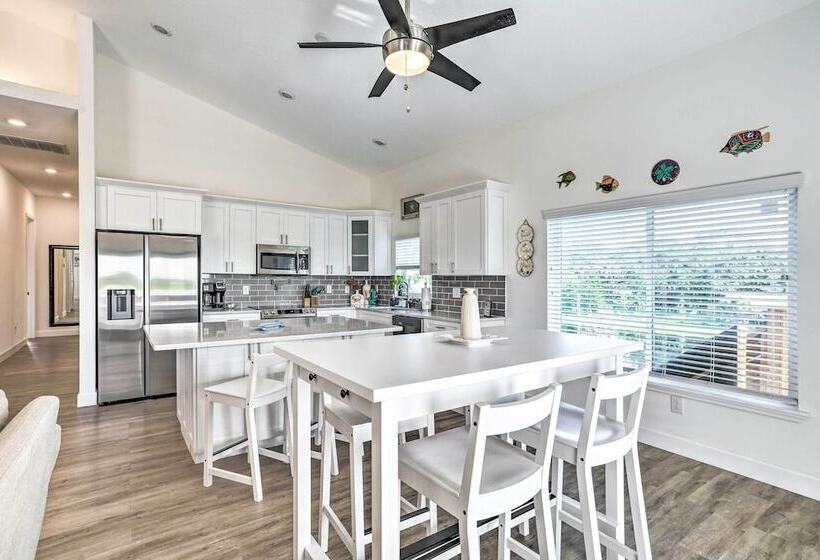 Tampa House W/ Patio, Near Downtown & Beaches!