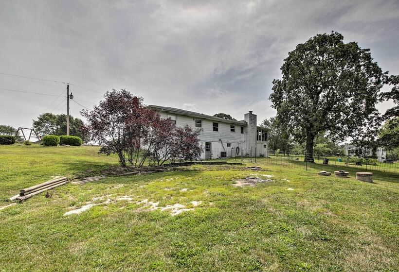 Traditional Country Home In De Soto W/ Yard!