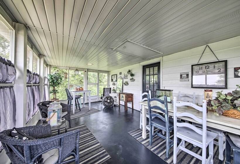 Traditional Country Home In De Soto W/ Yard!