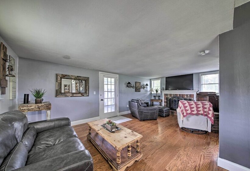 Traditional Country Home In De Soto W/ Yard!