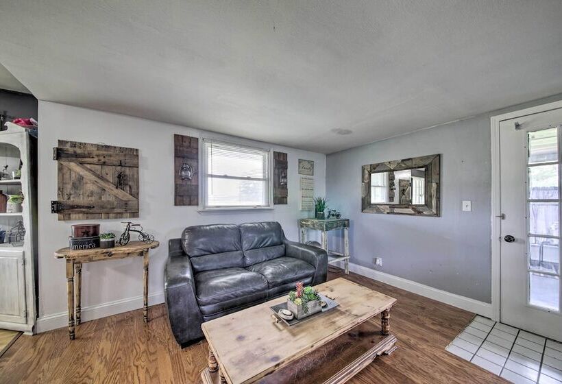 Traditional Country Home In De Soto W/ Yard!