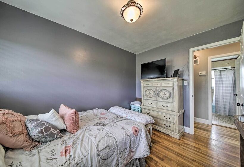 Traditional Country Home In De Soto W/ Yard!