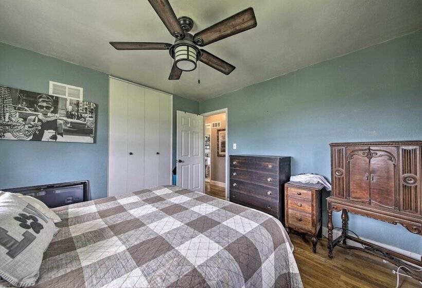 Traditional Country Home In De Soto W/ Yard!