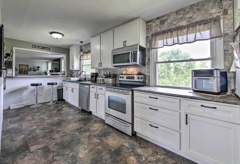 Traditional Country Home In De Soto W/ Yard!