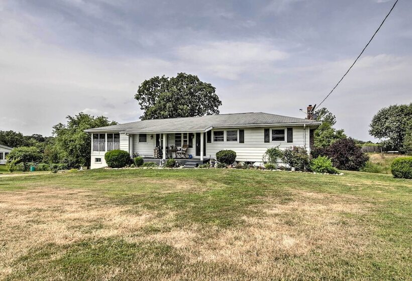 Traditional Country Home In De Soto W/ Yard!