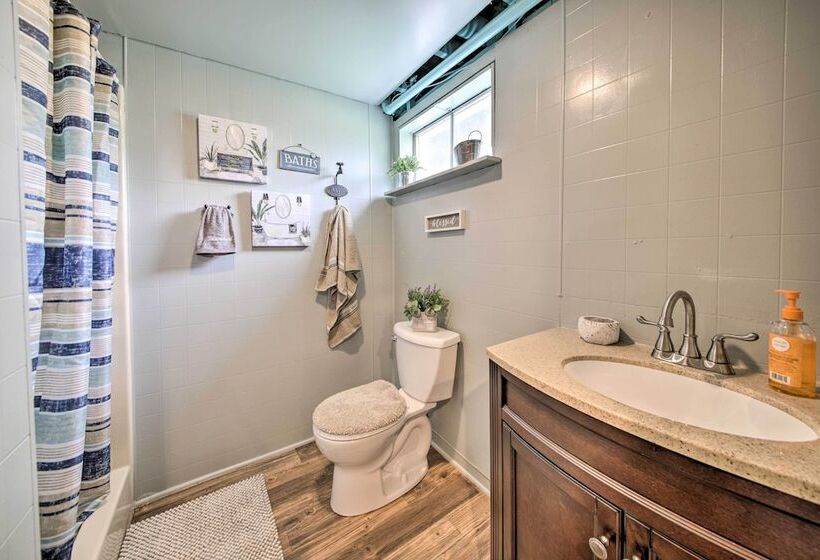 Traditional Country Home In De Soto W/ Yard!