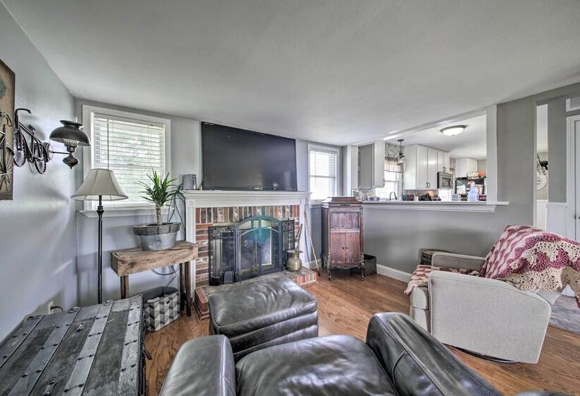 Traditional Country Home In De Soto W/ Yard!