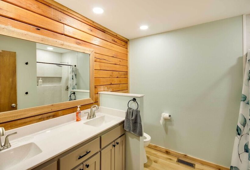 Tranquil Creekside Hideout: Families Welcome!