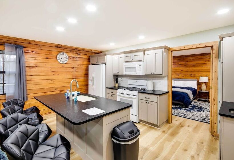 Tranquil Creekside Hideout: Families Welcome!