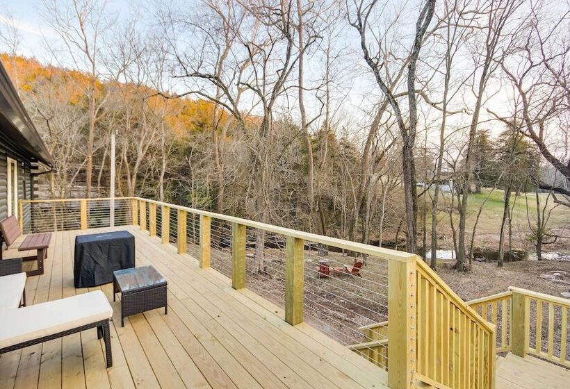 Tranquil Creekside Hideout: Families Welcome!