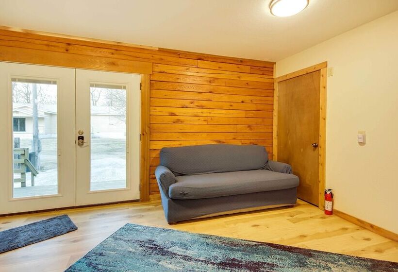 Tranquil Creekside Hideout: Families Welcome!