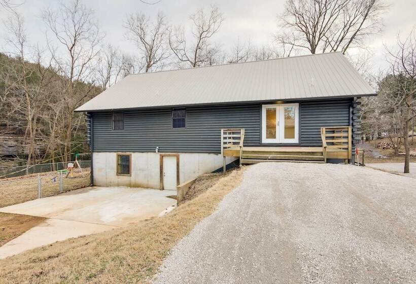 Tranquil Creekside Hideout: Families Welcome!