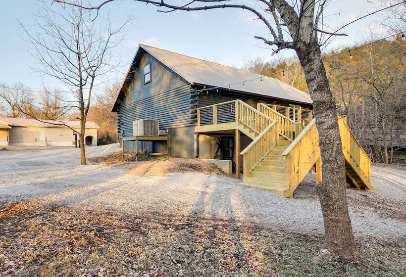 Tranquil Creekside Hideout: Families Welcome!