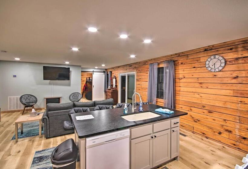 Tranquil Creekside Hideout: Families Welcome!