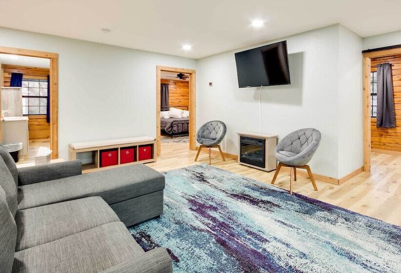 Tranquil Creekside Hideout: Families Welcome!