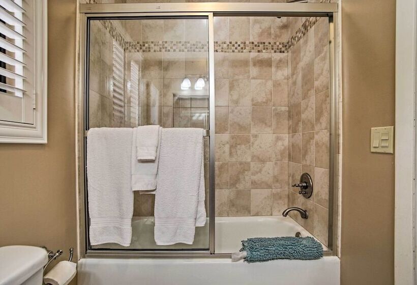 2 Mi To Beach: Updated & Private Oakland Park Gem!