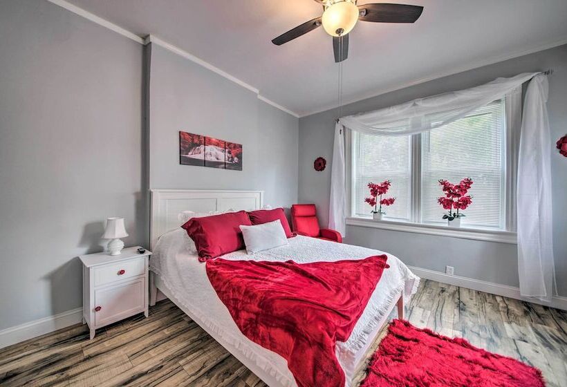 9 Mi To Dtwn: Vibrant St Louis Home!